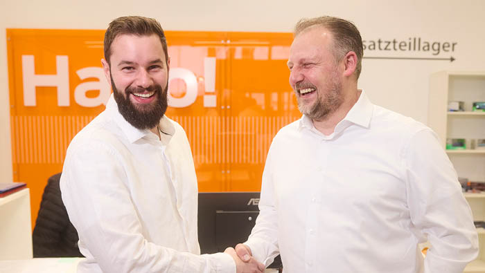 Zwei Mitarbeiter geben sich die Hand