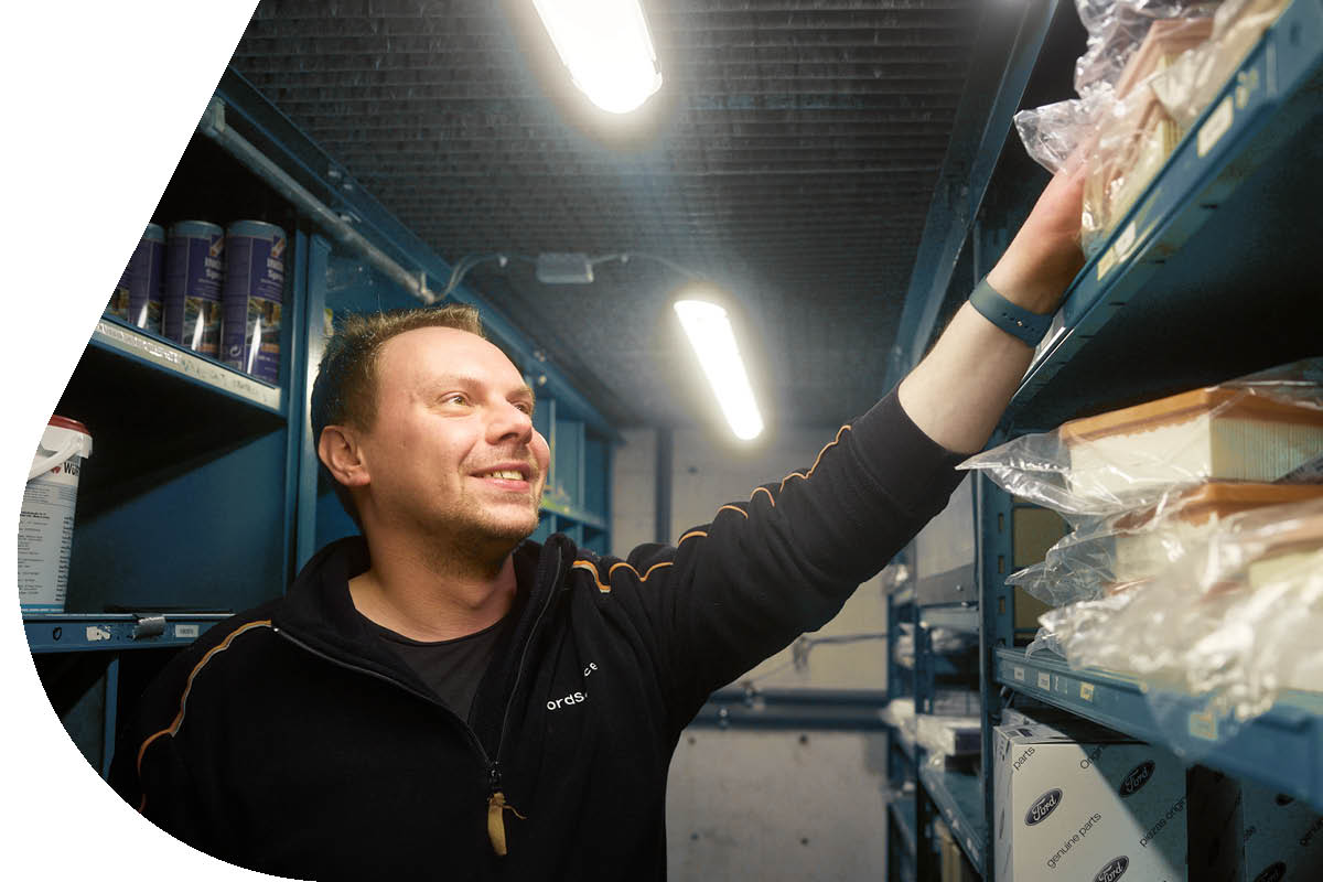 Mitarbeiter im Ersatzteilelager