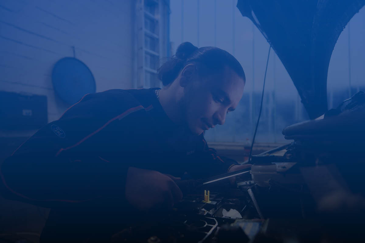 Werkstattmitarbeiter bei der Arbeit